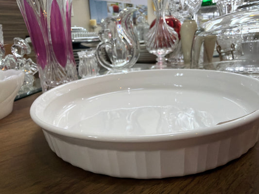 Plato para pie CorningWare French White de 26 cm con borde acanalado, fabricado en cerámica blanca duradera.
