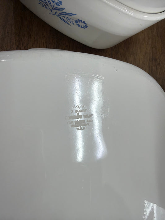Pyrex presenta la cazuela vintage Corning Ware modelo A-2-B 2 Litros reconocida por su patrón floral azul característico.