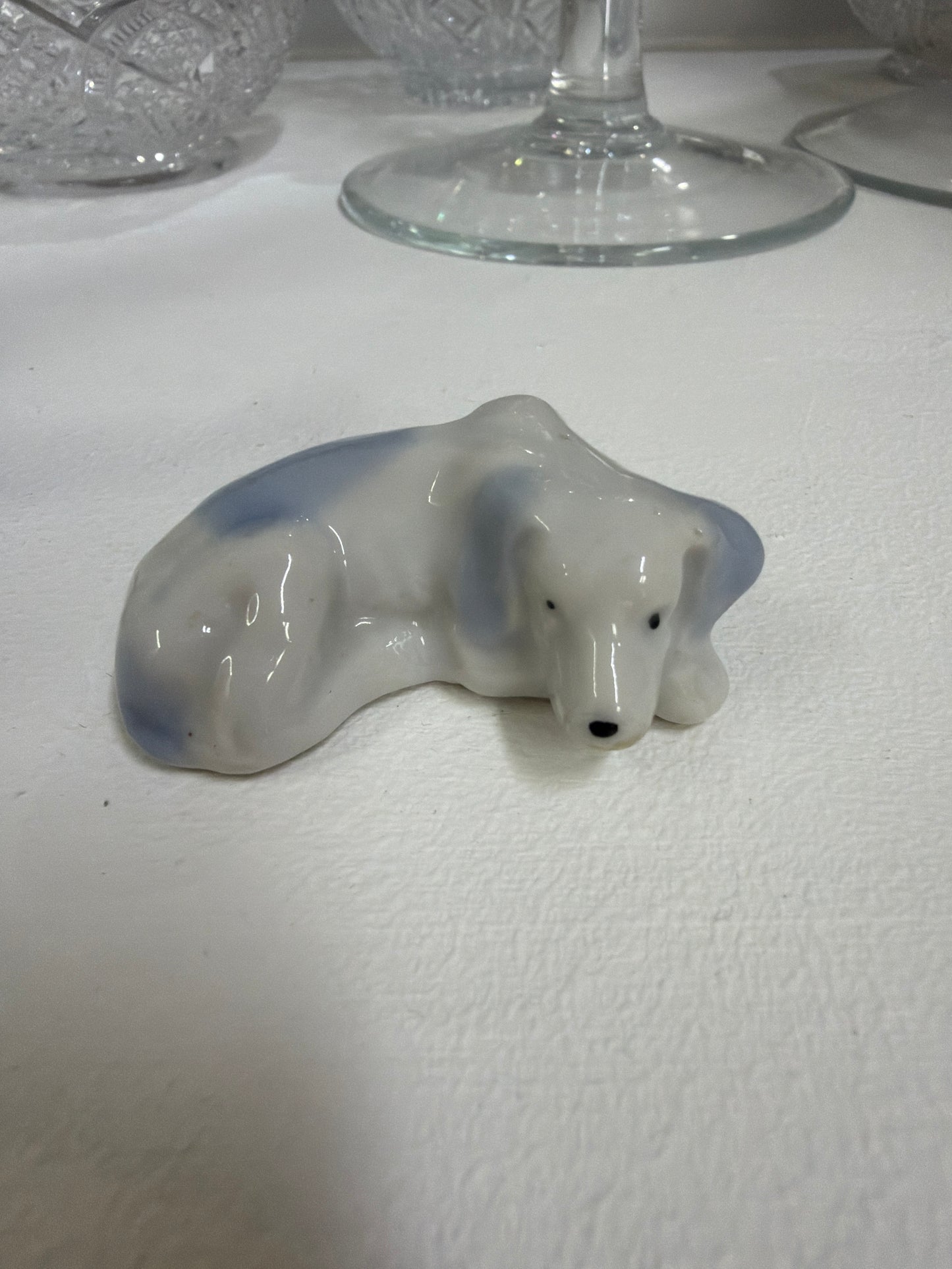 Conjunto de tres figurillas de perro en porcelana azul y blanca, fabricadas en Japón.