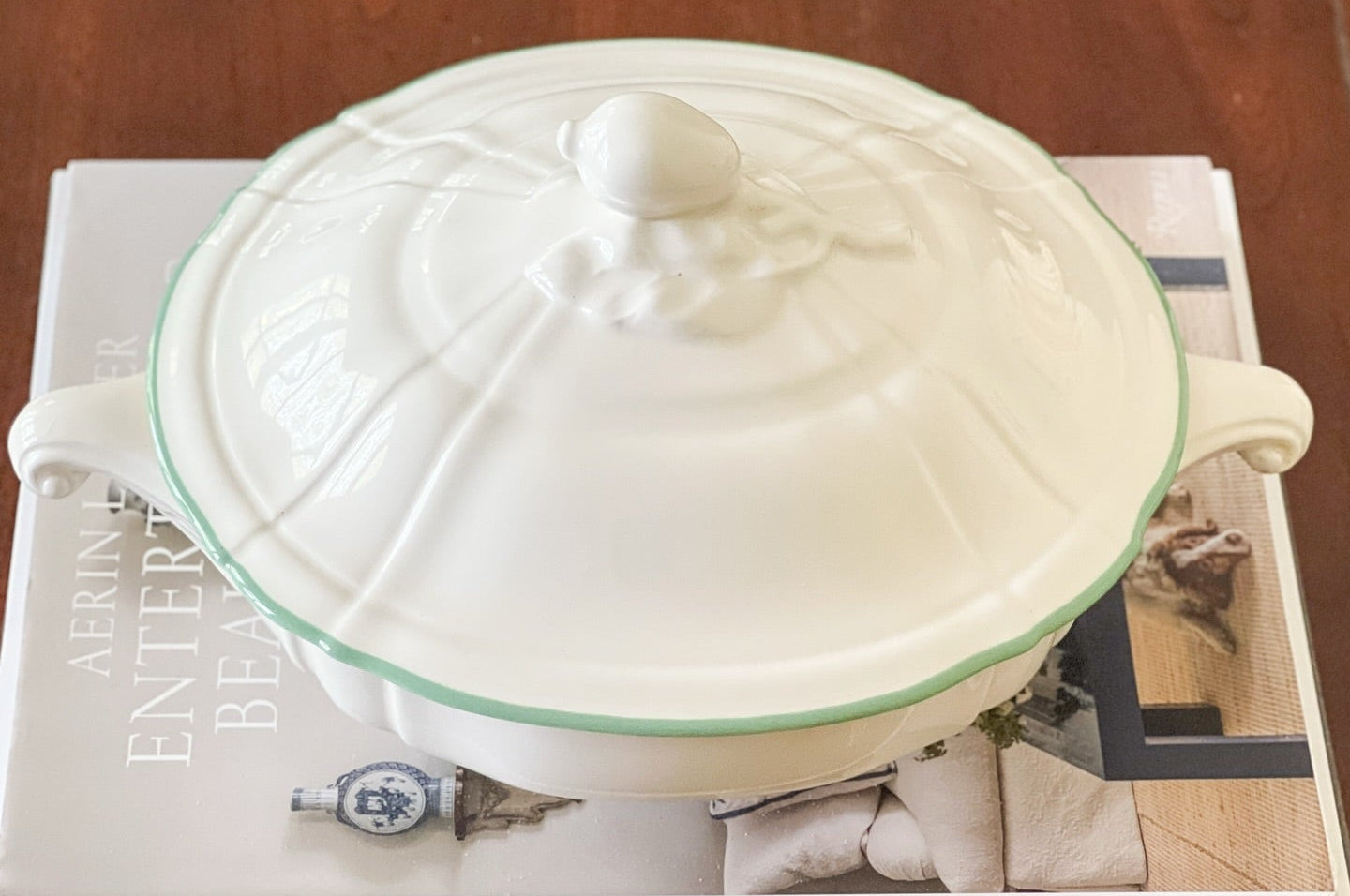 Bowl para Sopa porcelana fina blanca con distintivo pomo de fruta en la tapa