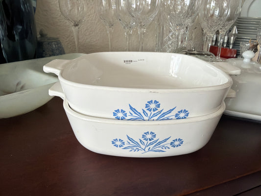 Pyrex presenta la cazuela vintage Corning Ware modelo P-1-B 1Litro reconocida por su patrón floral azul característico.