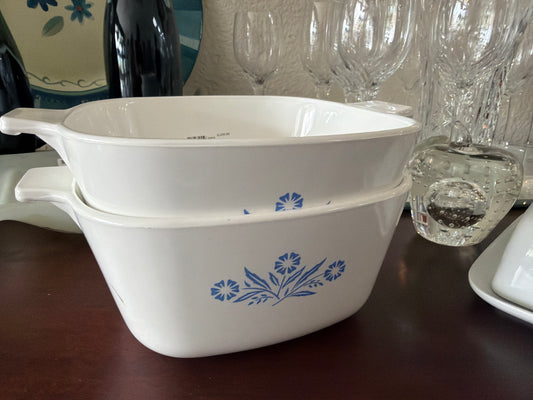 Pyrex presenta la cazuela vintage Corning Ware modelo P-1 3/4-B 1 3/4 reconocida por su patrón floral azul característico.