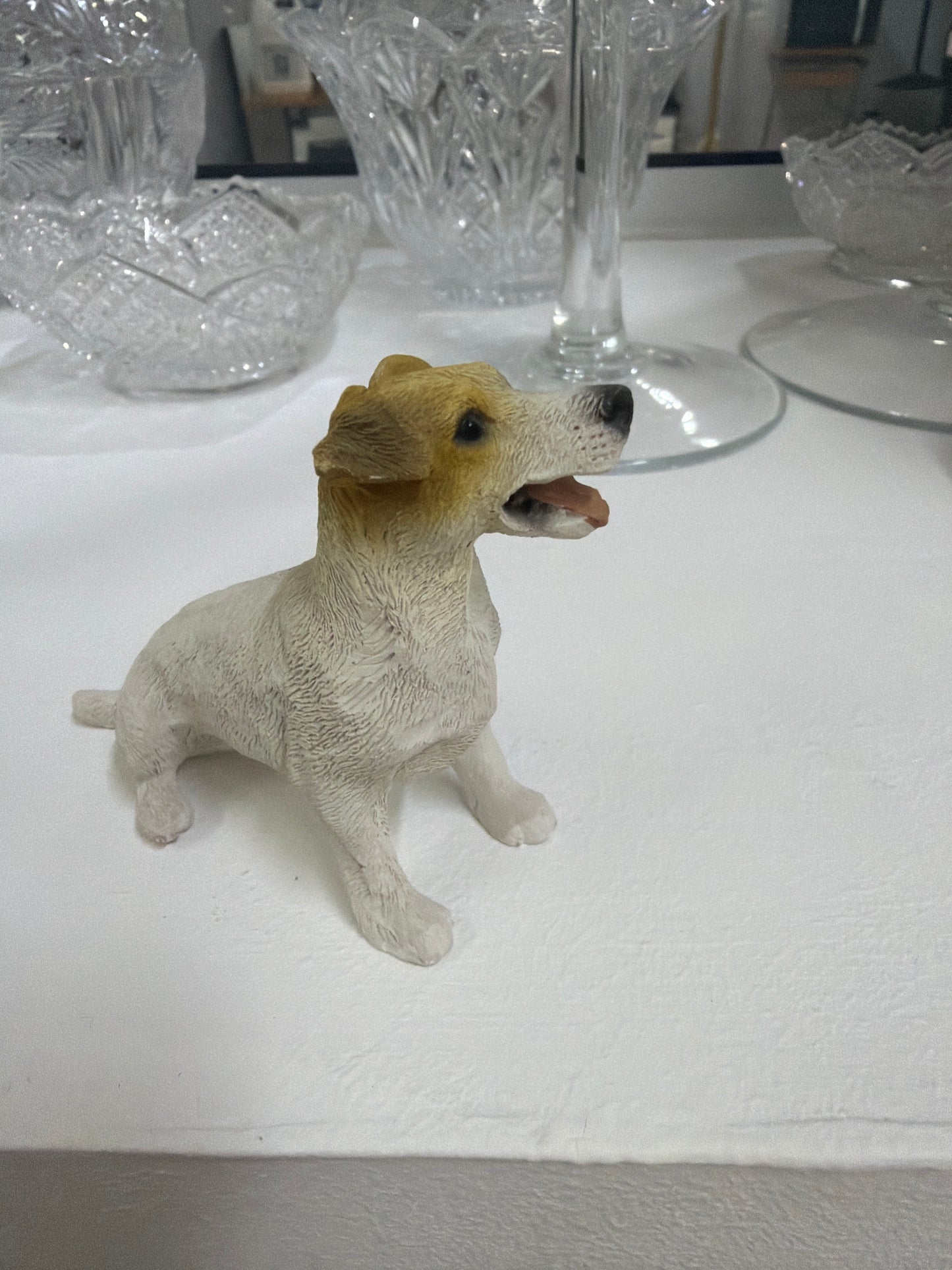 Figura vintage de perro Jack Russel de 7 cm de altura, elaborada con precisión y en excelente estado.