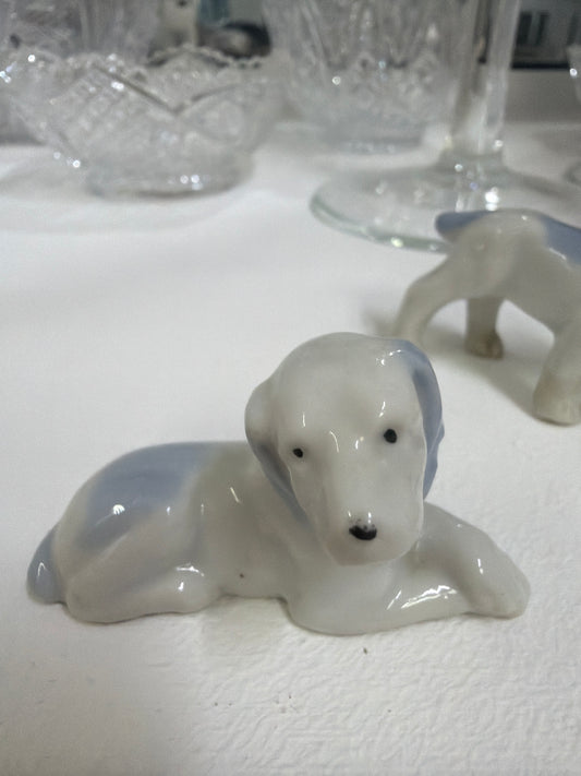 Conjunto de tres figurillas de perro en porcelana azul y blanca, fabricadas en Japón.