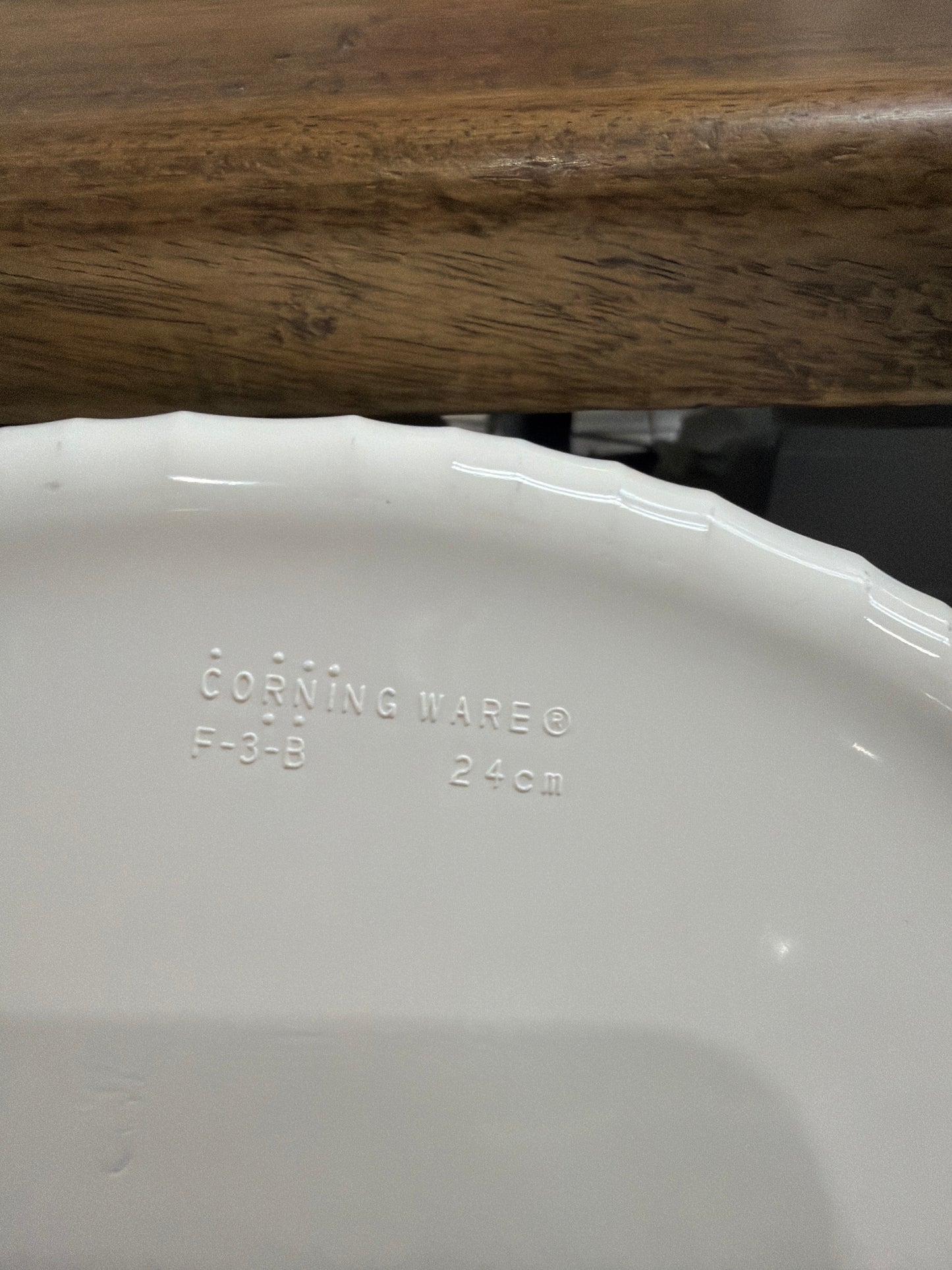 Plato para pie CorningWare French White de 26 cm con borde acanalado, fabricado en cerámica blanca duradera.