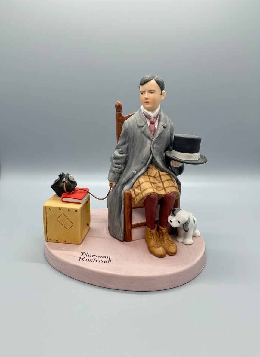 Norman Rockwell, representa al propio artista sentado, sosteniendo un sombrero de copa y con un pequeño perro a sus pies, junto a una maleta donde se encuentran su cámara y un libro.