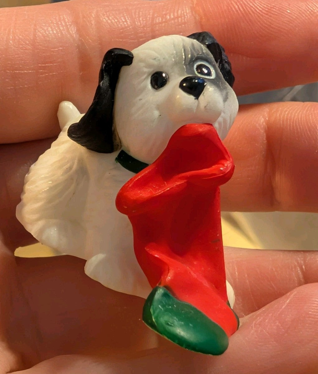 Perrito Figura coleccionable Hallmark de 1987, modelo Merry Miniatures, presenta un cachorro sosteniendo una media navideña.