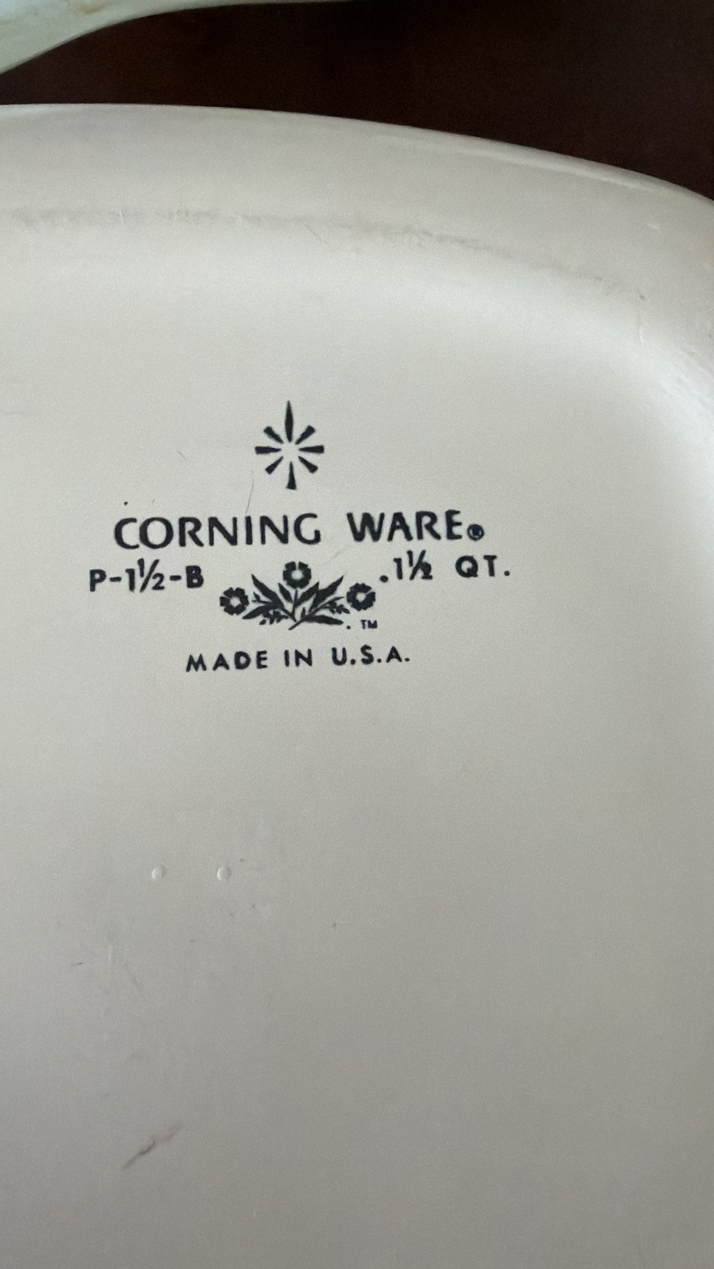 Pyrex presenta la cazuela vintage Corning Ware modelo P-1 1/2-B 1 1/2 litros reconocida por su patrón floral azul característico.