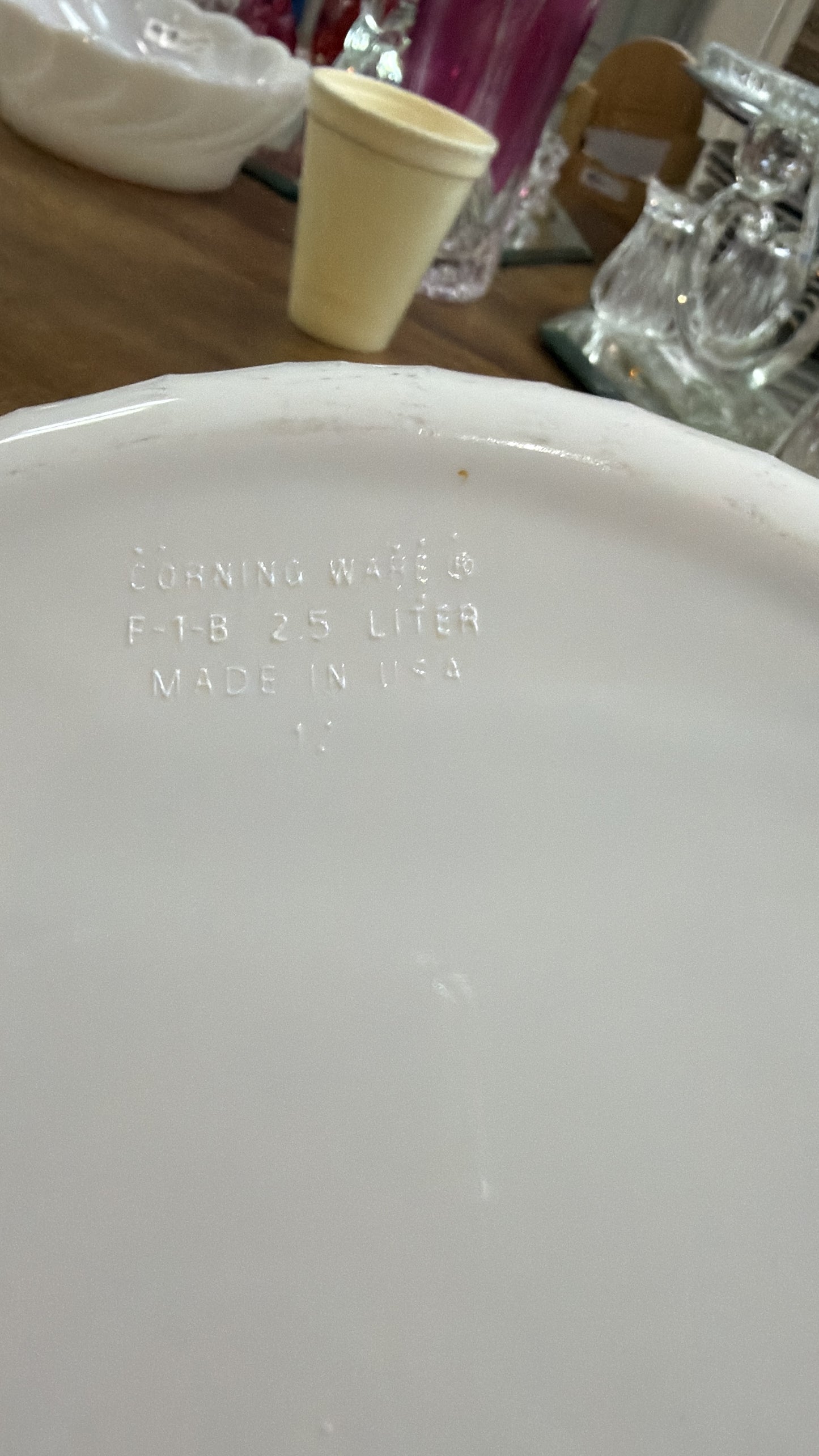 Pyrex CorningWare French White F-1-B 2.5 litros, es una cazuela redonda de cerámica vitrificada con diseño exterior acanalado, adecuada para uso directo del horno a la mesa.