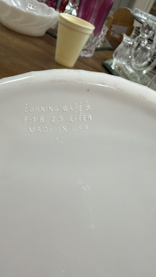 Pyrex CorningWare French White F-1-B 2.5 litros, es una cazuela redonda de cerámica vitrificada con diseño exterior acanalado, adecuada para uso directo del horno a la mesa.