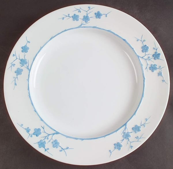 Vajilla vintage Spode de la colección Blanche de Chine, con el patrón Geisha Light Blue. Fabricada por Copeland China en Inglaterra entre 1952 y 1975. Su diseño registrado (número 785542) refleja la artesanía y precisión característica de la cerámica brit