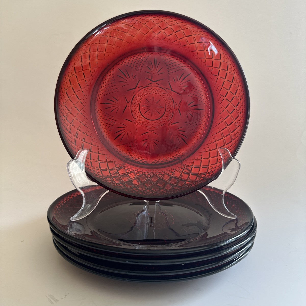 Plato de Cristal de Ruby d'Arques-Durand, mide 8 pulgadas de diámetro.
