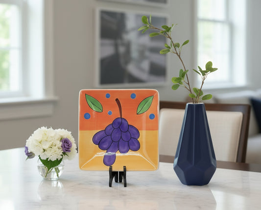 Plato Decorativo de Cerámica – Diseño de Uvas Estilizadas
