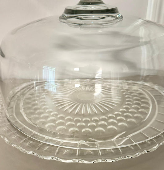 Plato para pastel de vidrio con cúpula protectora.
