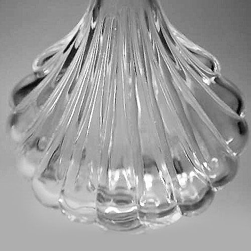 Florero de cristal de Baccarat con forma de concha elegante y base elevada.