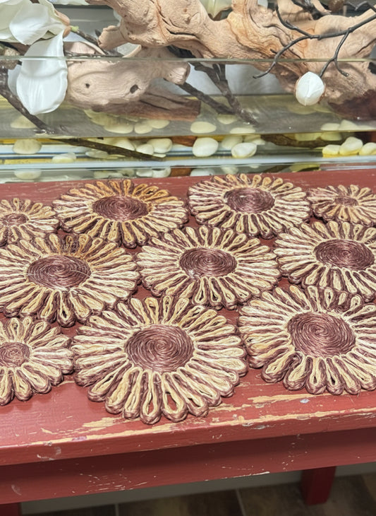 Individual tejido a mano en raffia natural con diseño floral delicado.