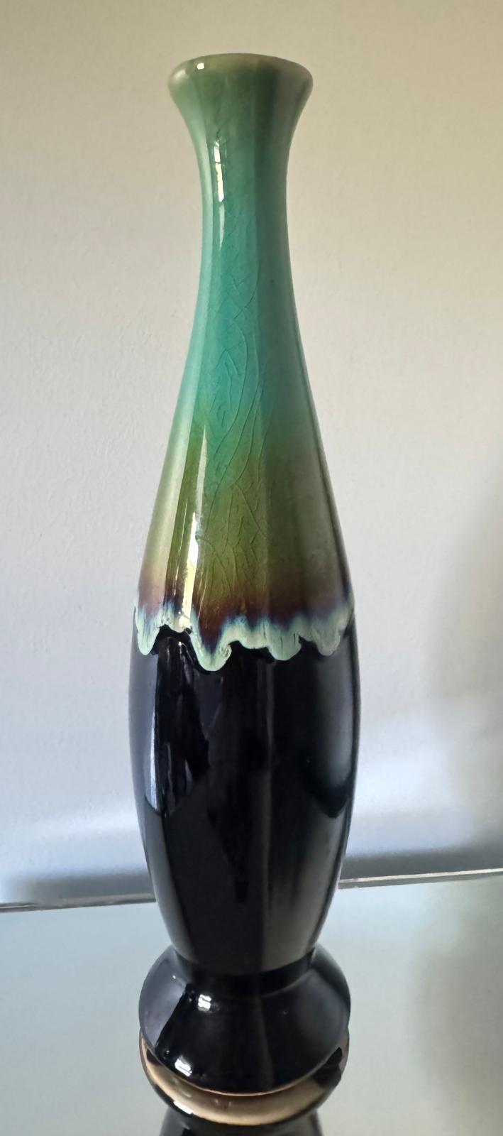 Florero cerámica ornamentada con grabado artístico