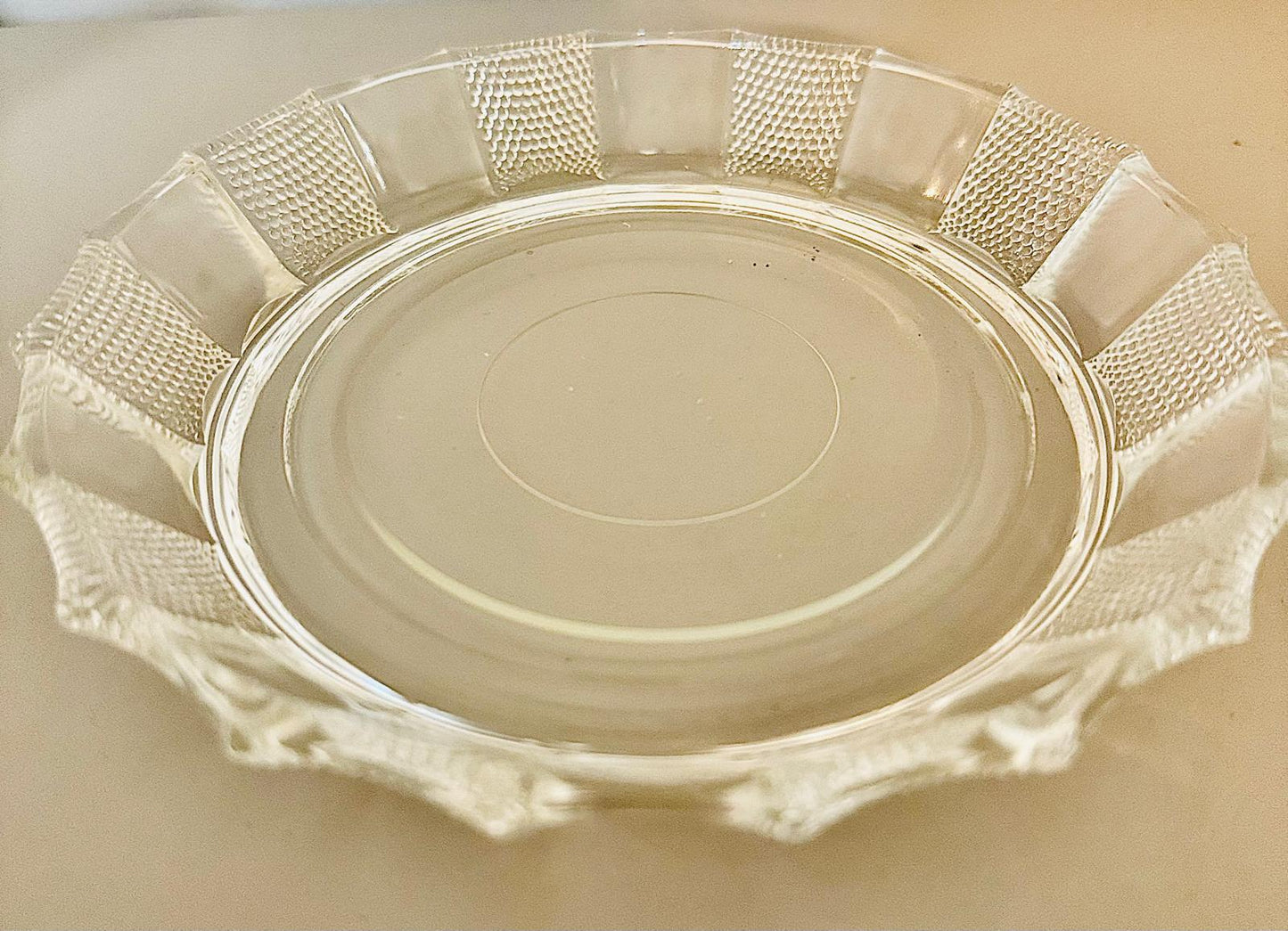 Plato de Vidrio Vintage con Borde Ondulado y Motivo Estrellado