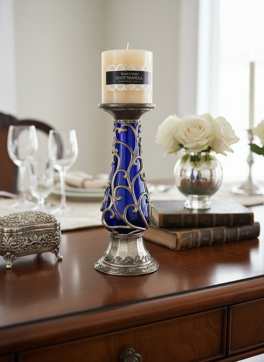 Candelabro de vidrio cobalto con filigrana plateada.