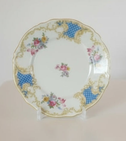 Este es un juego de té vintage de porcelana, de la reconocida firma Seltmann Weiden, originaria de Baviera, Alemania. El conjunto incluye una taza de té, un platillo y un plato para postre o almuerzo.