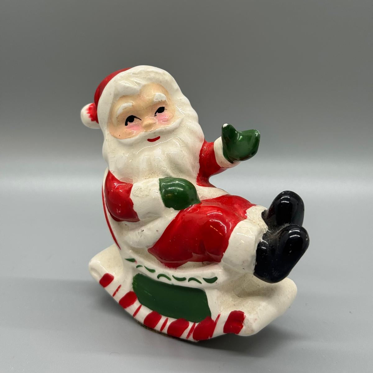 Figura Navideña – Papá Noel en Mecedora (Vintage)