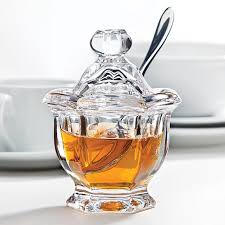 Frasco de cristal con cucharita de acero inoxidable.