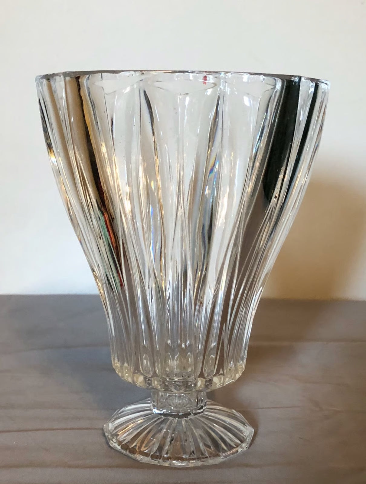 Jarrón Decorativo de Cristal Americano – St. George, Corte Estriado