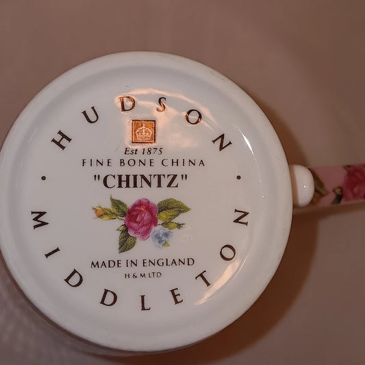 Taza de café y té Hudson Middleton, elaborada en fina porcelana de hueso, tiene una capacidad de 8 oz y está decorada con un arte de rosas.
