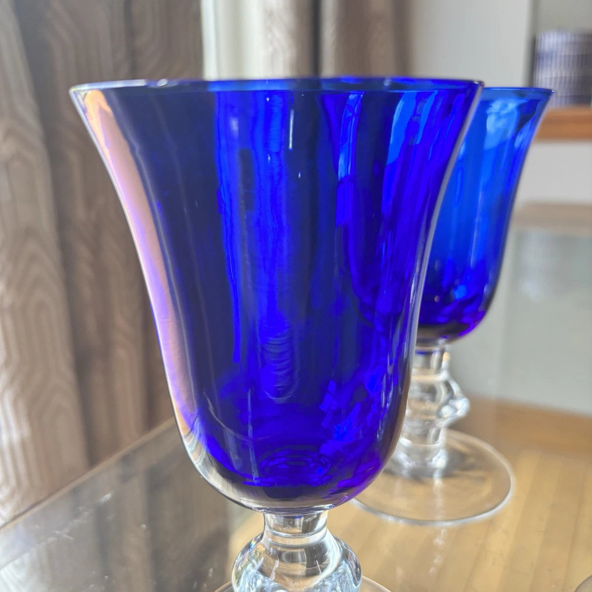 Set de 2 Copas de vino en color azul cobalto, de 16.2 cm de altura.
