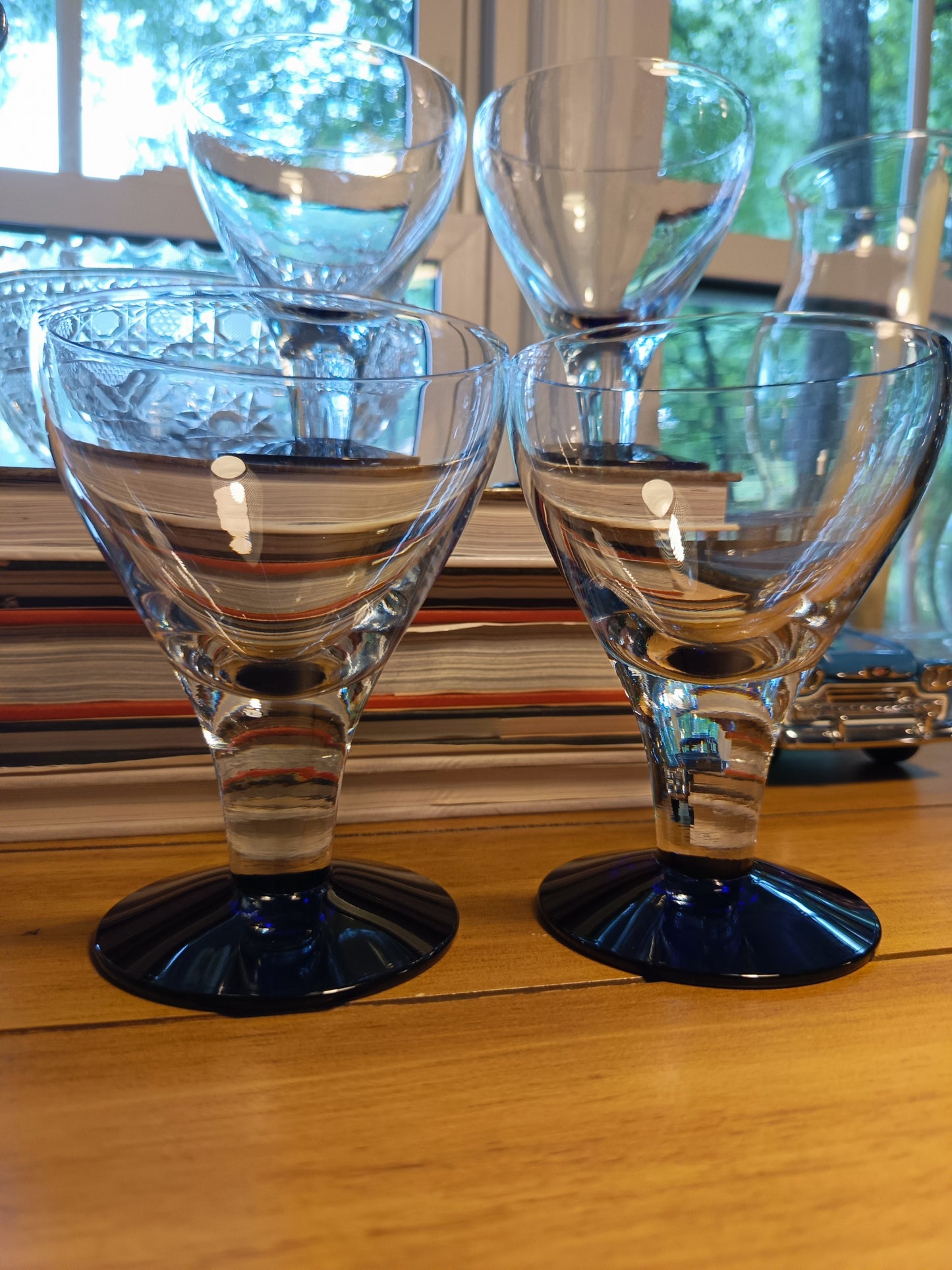 El set de 4 copas de cóctel martini Eon Blue de Sasaki, con una altura de 13 cm y un diámetro de 9.5 cm, está diseñada en cristal de alta calidad.