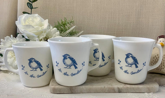 Esta taza de café vintage de la colección "In The Garden" de Corning