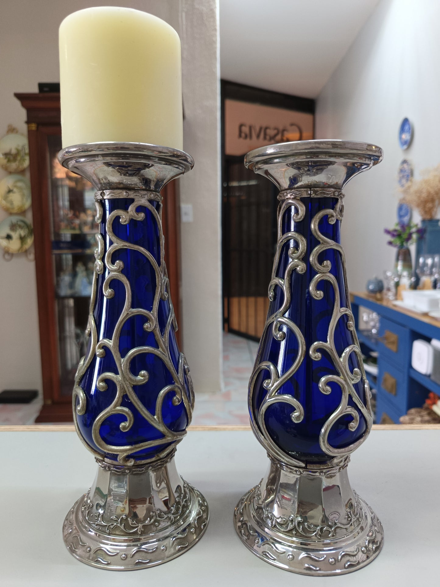 Candelabro de vidrio cobalto con filigrana plateada.