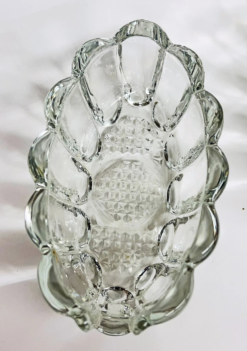 Elegantes piezas decorativas de vidrio soplado, con dimensiones de 13.3 cm de largo y 7.9 cm de ancho.