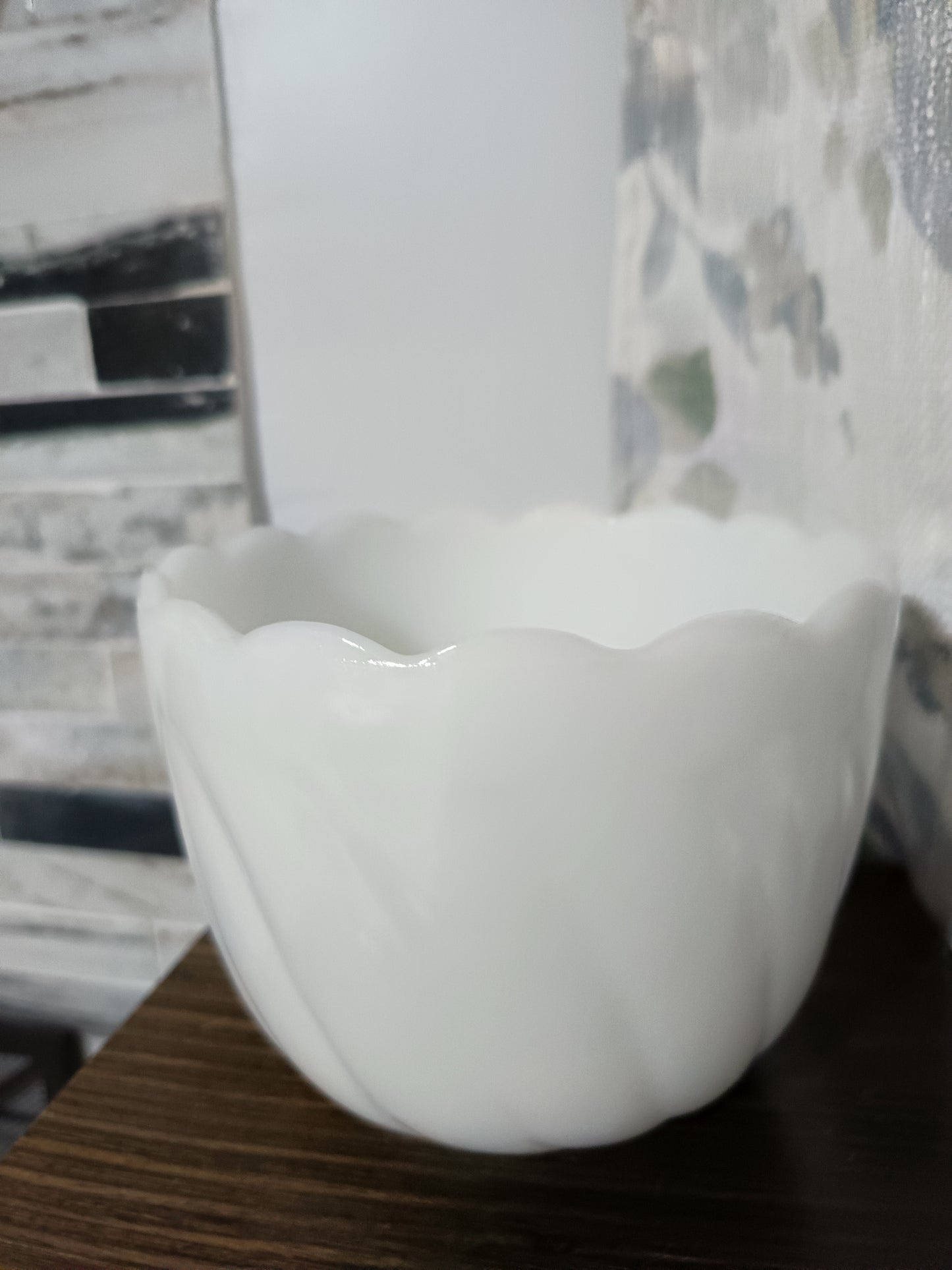 Bowl de vidrio blanco con leche presenta un diseño festoneado, ideal para servir dulces. Con un diámetro de 14 cm y una altura de 12 cm,