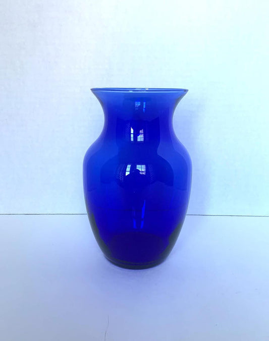 El jarrón florero de cristal azul cobalto de 20 cm de Indiana Glass Company, combina estética y funcionalidad.