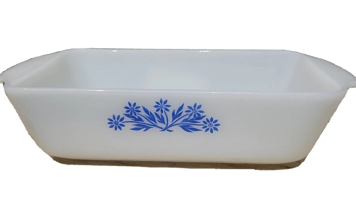 La bandeja para pan retro Anchor Hocking Fire-King Blue Cornflower #441 tiene una capacidad de 1 litro y mide 22 cm de largo por 13.5 cm de ancho.