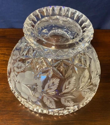 Este bowl footed de Crystal Clear Industries, con un diámetro de 15.5 cm y una altura de 10 cm,