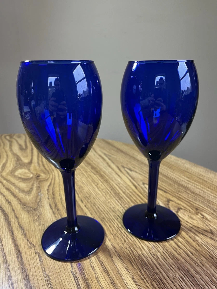 Este set de 6 copas de vidrio cobalt blue de 20 cm de altura combina estética y funcionalidad.