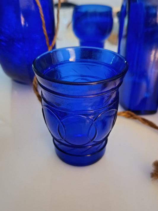 Esteset de 2 copas de vidrio vintage de Maryland en color azul cobalto tiene una altura de 7.62 cm y un diámetro de 6.35 cm.
