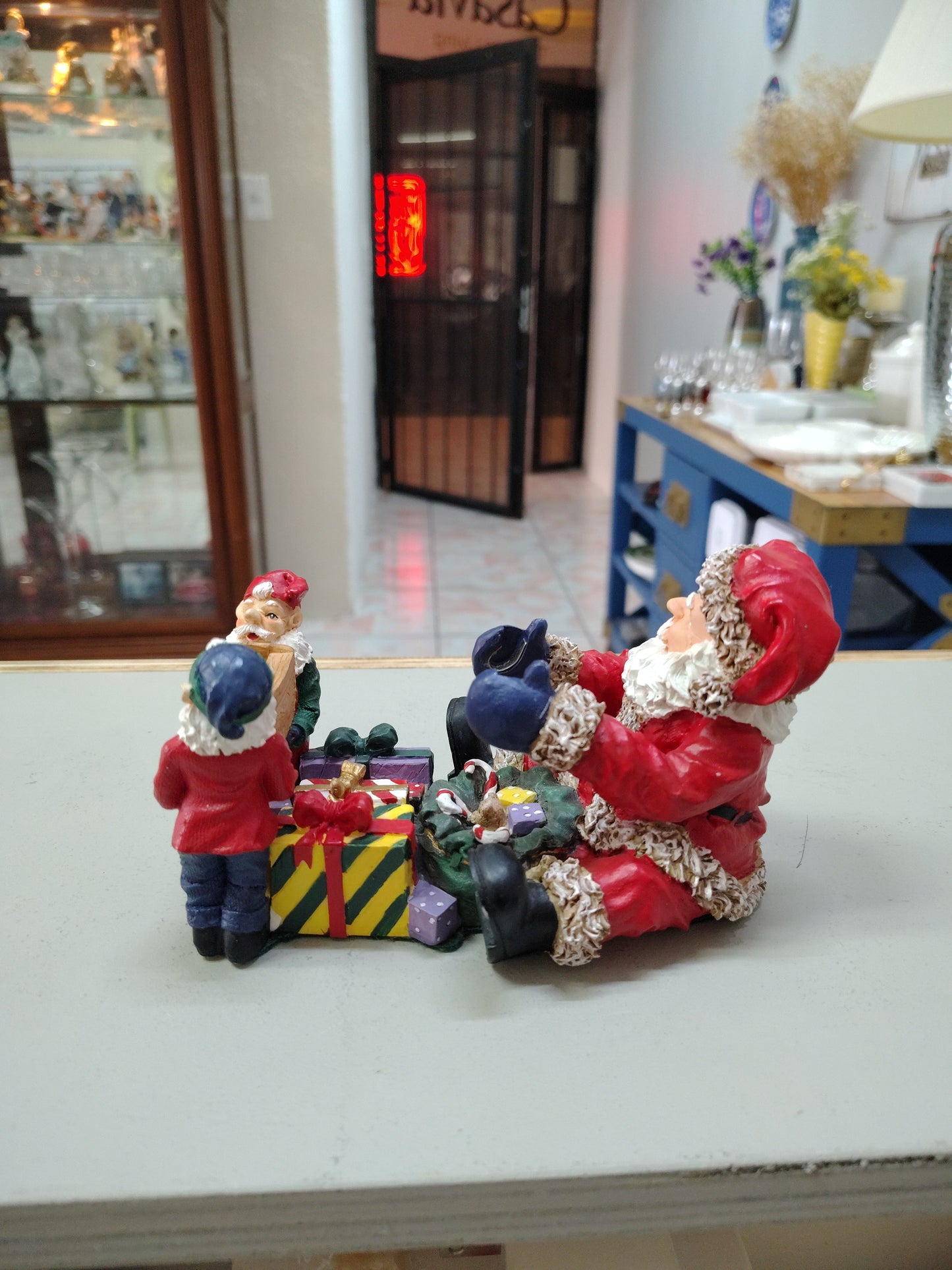 Adorno Navideño Santa y Los duendes con Regalos