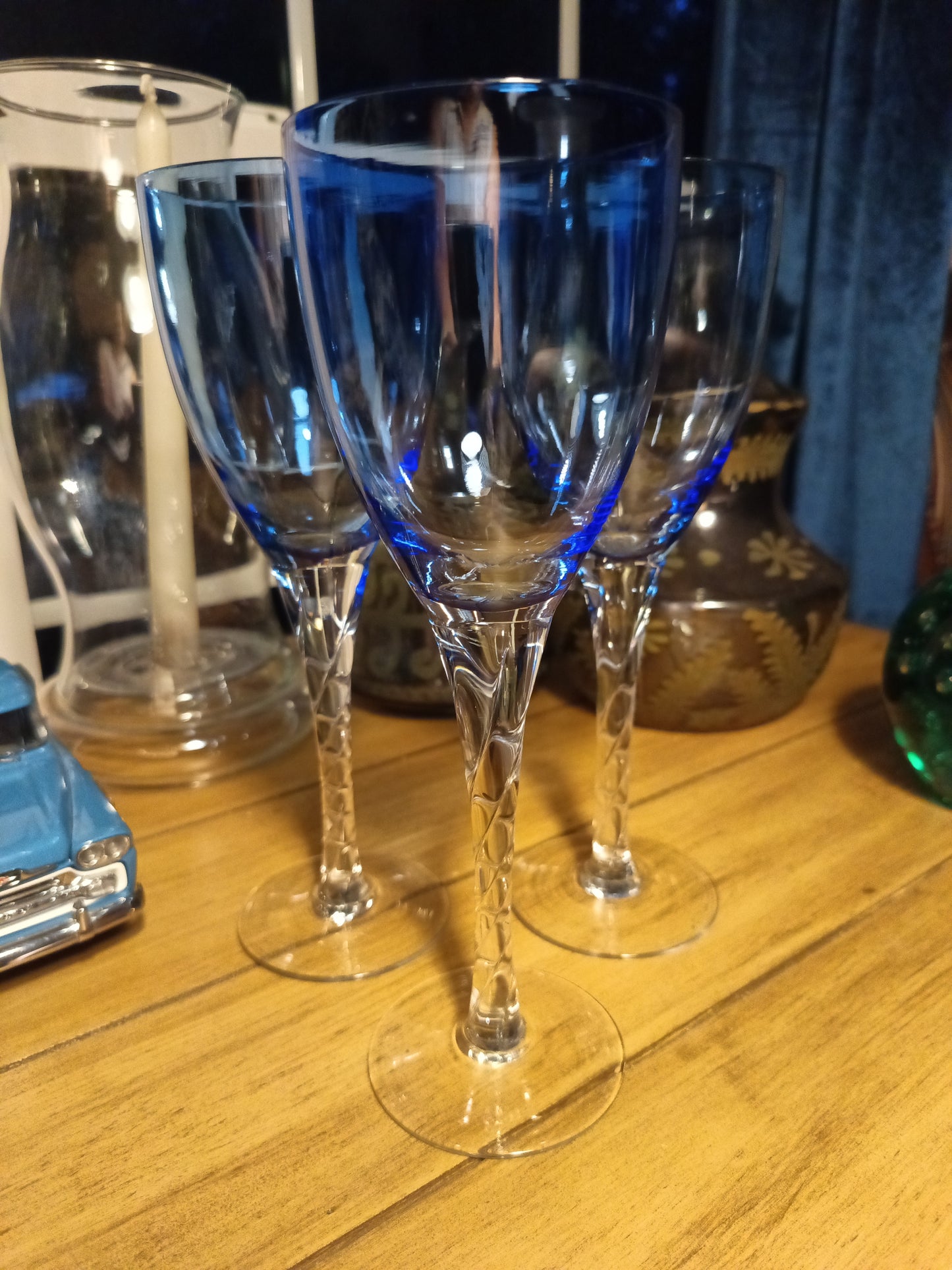Este set de 3 copas de vino presenta un diseño con tallo en espiral de color azul cobalto. Cada copa tiene una altura de 23 centímetros