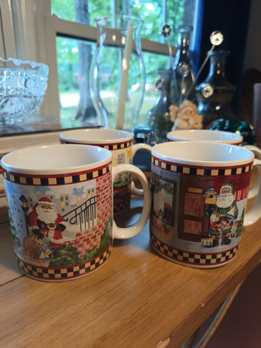 Este set de 4 tazas navideña de café "Santa's Spirit" de Debbie Mumm para Sakura tiene una capacidad de 12 onzas y un diseño navideño con borde a cuadros.