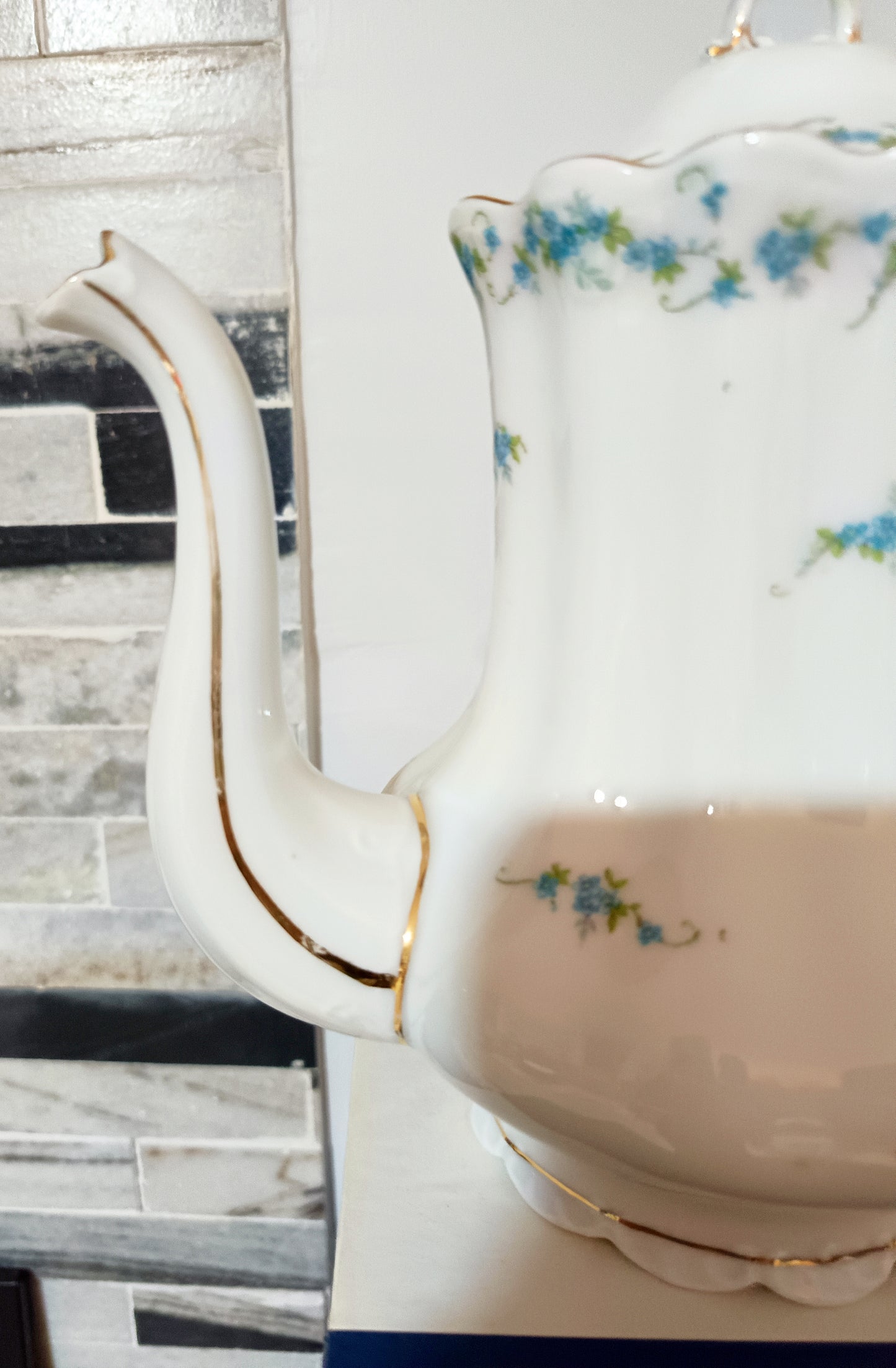 Cafetera o tetera de porcelana Royal Albert en el patrón Memory Lane presenta un diseño elegante con flores "no me olvides" en azul y un borde dorado. 18 cm de alto