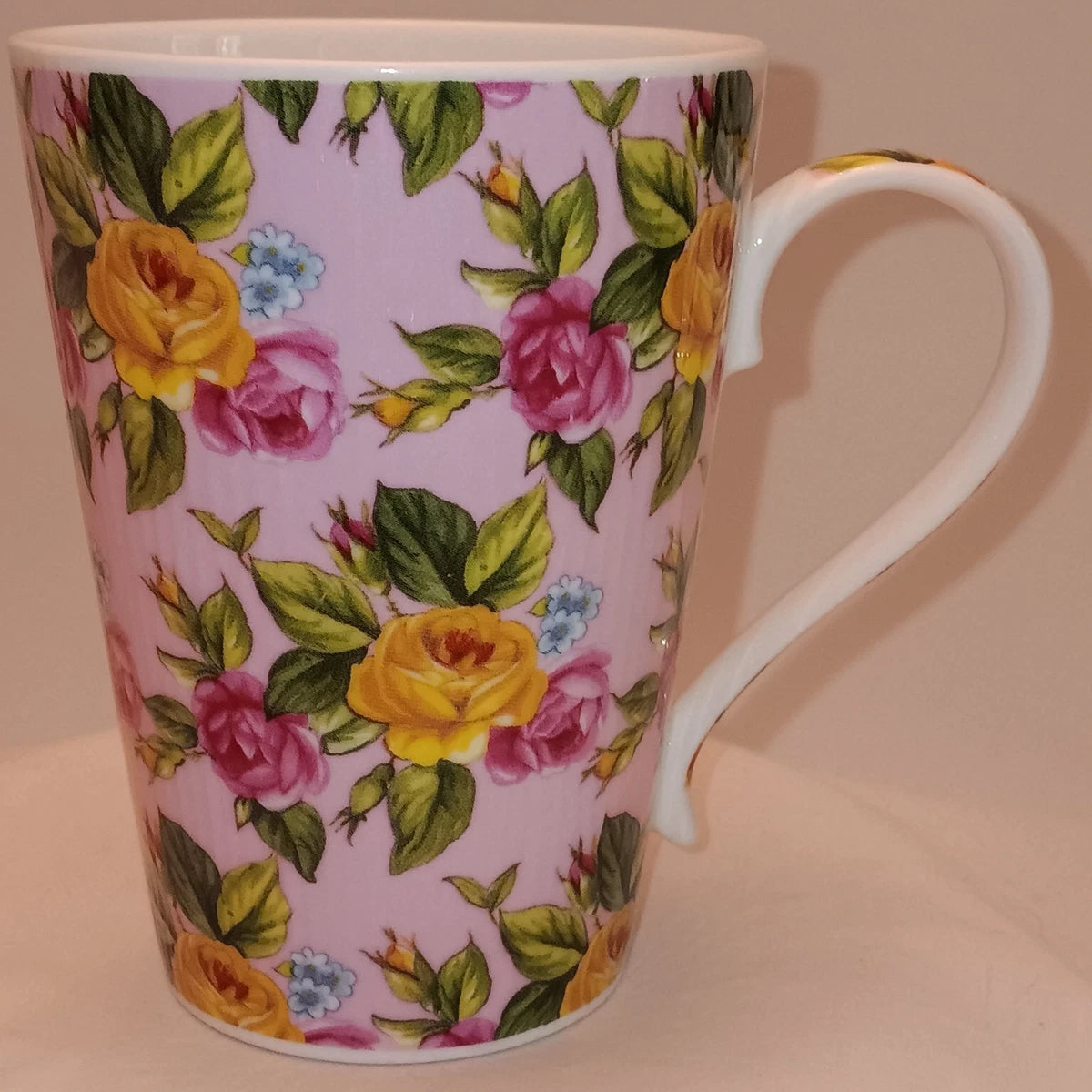 Taza de café y té Hudson Middleton, elaborada en fina porcelana de hueso, tiene una capacidad de 8 oz y está decorada con un arte de rosas.