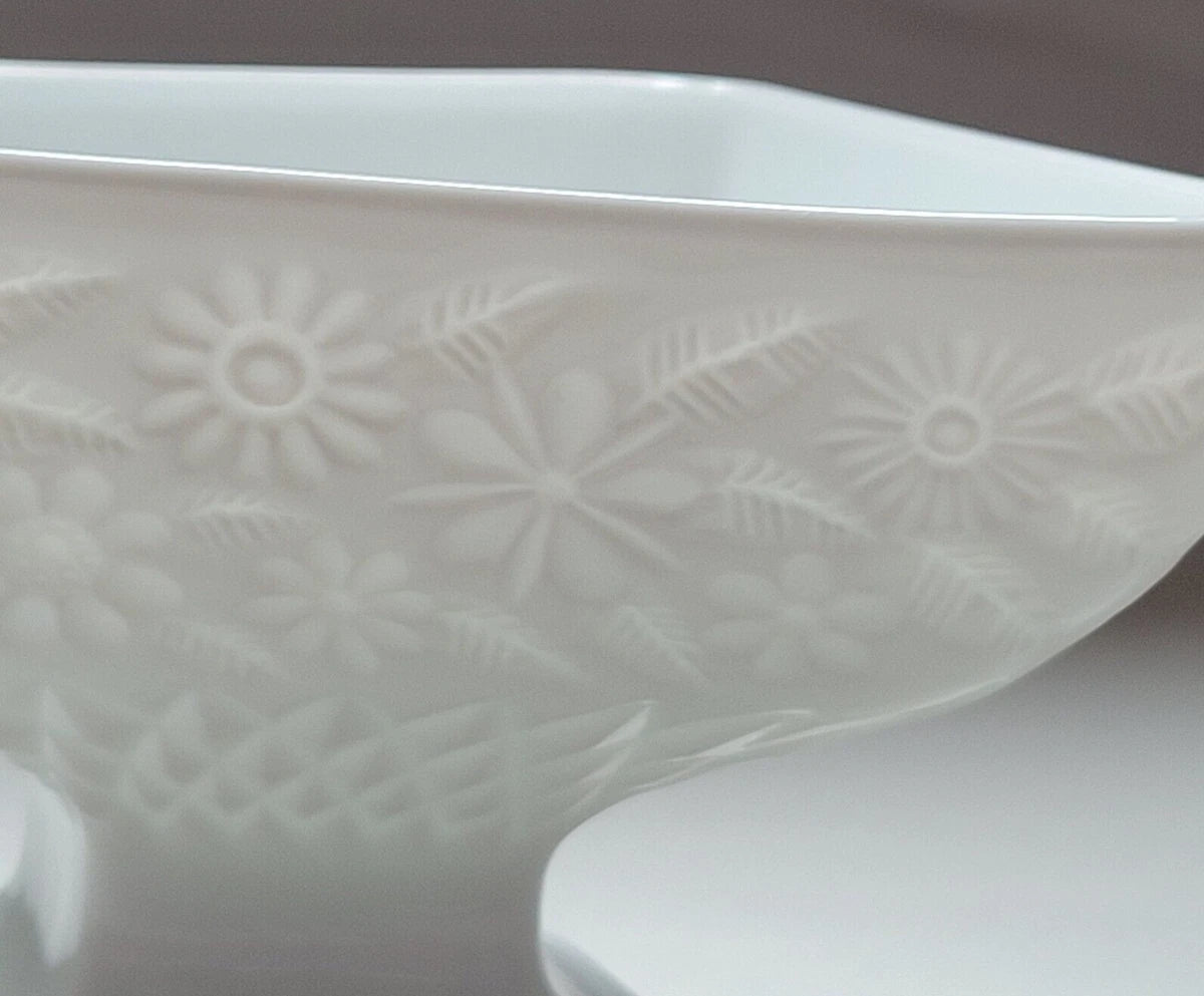 La Dish Candy Diamond Shape de INDIANA GLASS, con dimensiones de 16 cm de largo y 11 cm de ancho, presenta un diseño de piña y flores que combina elegancia y funcionalidad.