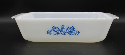 La bandeja para pan retro Anchor Hocking Fire-King Blue Cornflower #441 tiene una capacidad de 1 litro y mide 22 cm de largo por 13.5 cm de ancho.