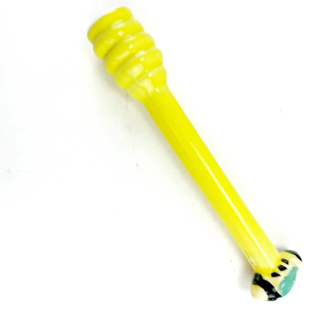 El tarro de miel Beehive de cerámica de 12 oz con dipper y tapa en forma de abeja es un accesorio funcional y decorativo.