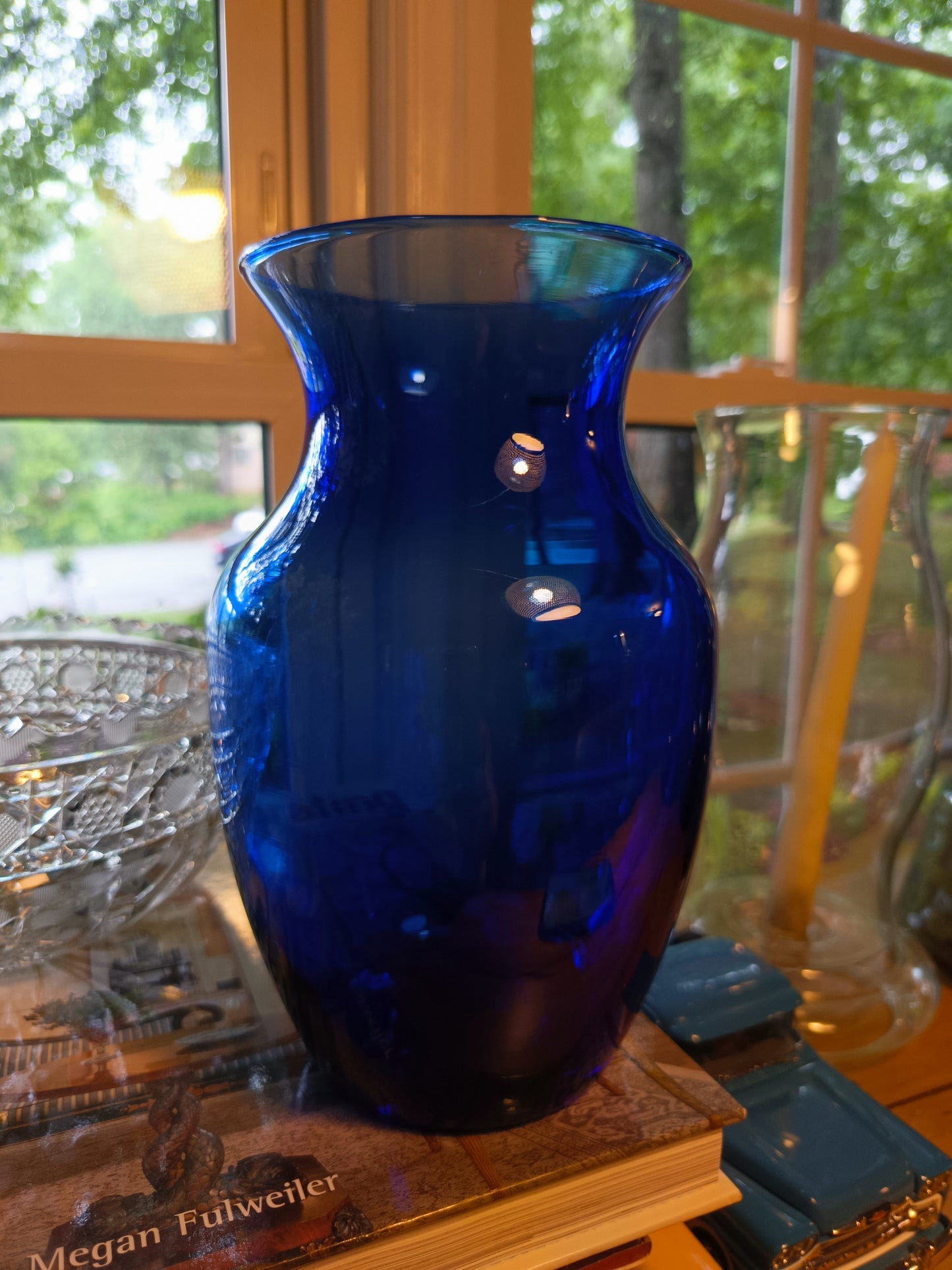 El jarrón florero de cristal azul cobalto de 20 cm de Indiana Glass Company, combina estética y funcionalidad.
