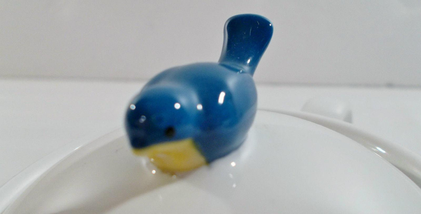 La tetera DaySpring Blue Bird combina funcionalidad y un diseño significativo,