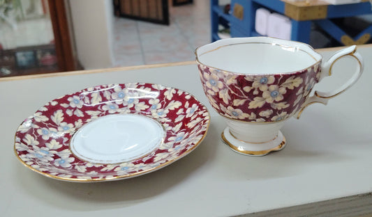 Taza y porcelana de colección/ Engladp